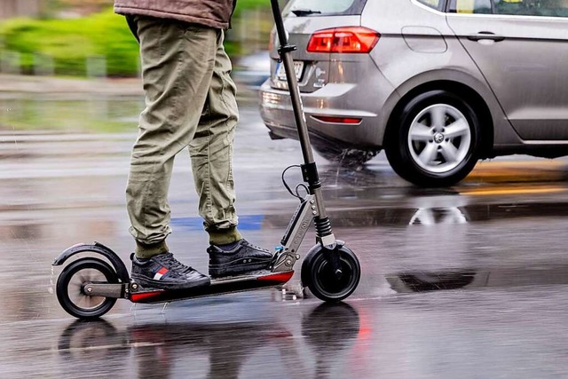 Die Polizei sucht nach zwei E-Scooter-Rowdys. Symbolbild.  | Foto: Christoph Soeder (dpa)