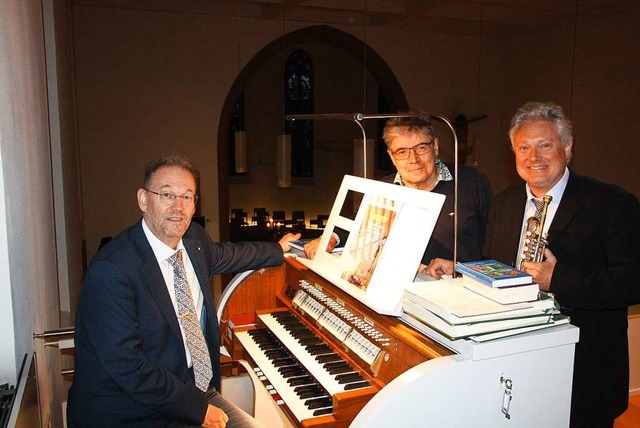 Kirchenmusikdirektor Carsten Klomp, Or...ten Orgel in der Bahlinger Bergkirche.  | Foto: Christiane Franz