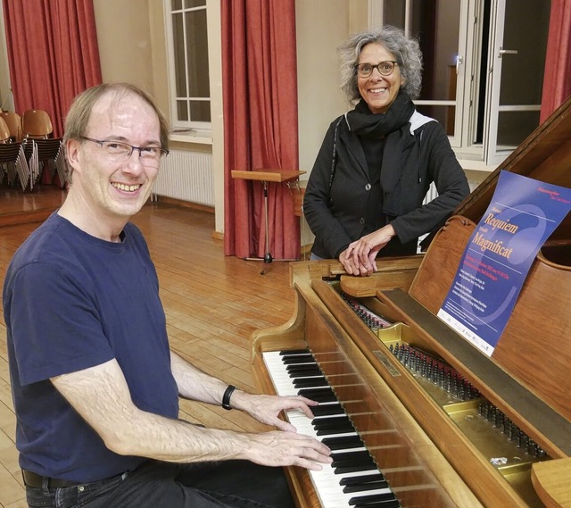 Dirigent Wolfgang Haller und Vorsitzen...zarts Requiem und Vivaldis Magnificat.  | Foto: Michael Gottstein