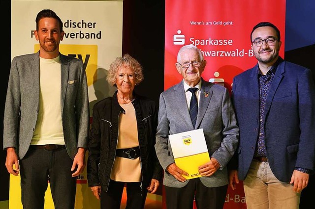 Dietmar Steinkamp (Zweiter, von rechts...chts Dominic Staiger (Schriftfhrer).   | Foto: Joachim Hahne