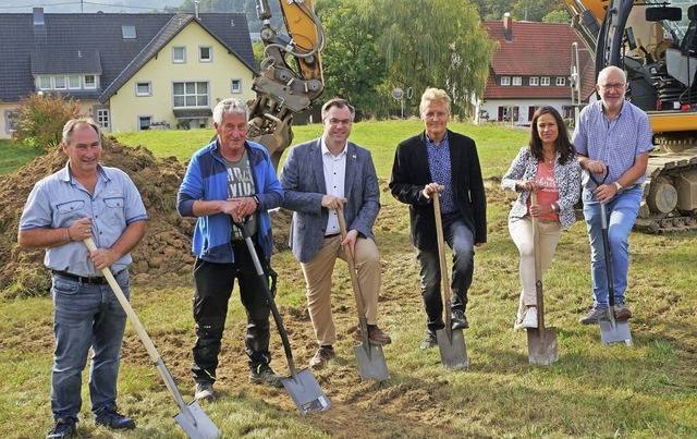 Ulrich Krieger und Peter Weber (Mitte)...amt und von Weber Bau beim Spatenstich  | Foto: Reinhard Herbrig