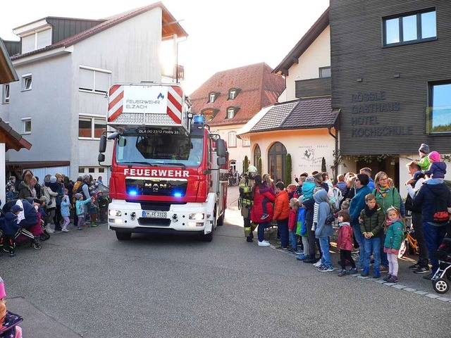 Fehlte nur noch die La-Ola-Welle: ber...ie Feuerwehr bei ihrer Schaubung bot.  | Foto: Kurt Meier