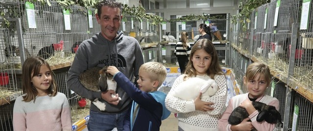 Zur Freude der Kinder wurden unter Auf...e zum Streicheln aus dem Kfig geholt.  | Foto: Christine Weirich