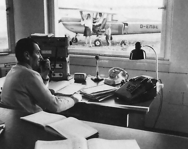 Ein Platz mit (endlicher) Geschichte:  Flugleitung beim Flugtag 1969  | Foto: Stadtarchiv Offenburg