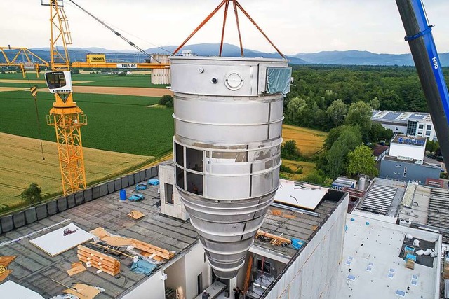 2019 wurde der Milchpulver-Trocknungsturm in Teningen eingebaut.  | Foto: Biopulver Pressefoto