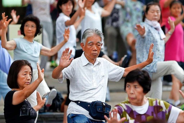 ltere Japaner beim morgendlichen Tai Chi   | Foto: Kiyoshi Ota