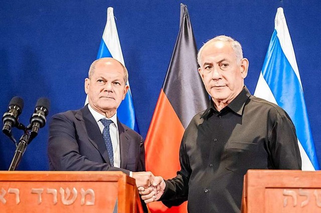 Bundeskanzler Olaf Scholz (SPD, links)...identen Benjamin Netanjahu in Tel Aviv  | Foto: Michael Kappeler (dpa)