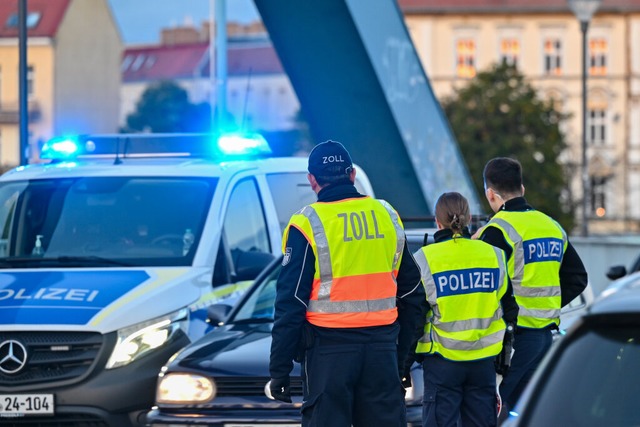 Migranten werde oft durch Banden einge...&#8211; hier knnen Kontrollen helfen.  | Foto: Patrick Pleul (dpa)