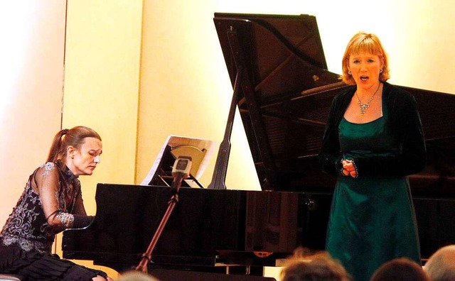 yra Steckeweh (links) und Hanna Roos h...humann-Gymnasiums ein Konzert gegeben.  | Foto: Heidi Fel