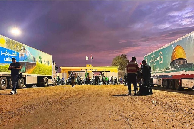 Ein humanitrer Hilfskonvoi fr den Ga...Grenzbergang Rafah in gypten bereit.  | Foto: Omar Aziz