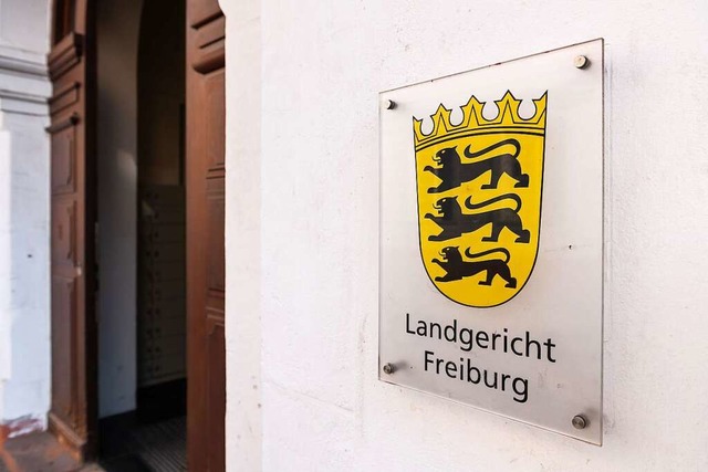 Vor dem Landgericht in Freiburg muss s...es Kindes in fnf Fllen verantworten.  | Foto: Silas Stein (dpa)