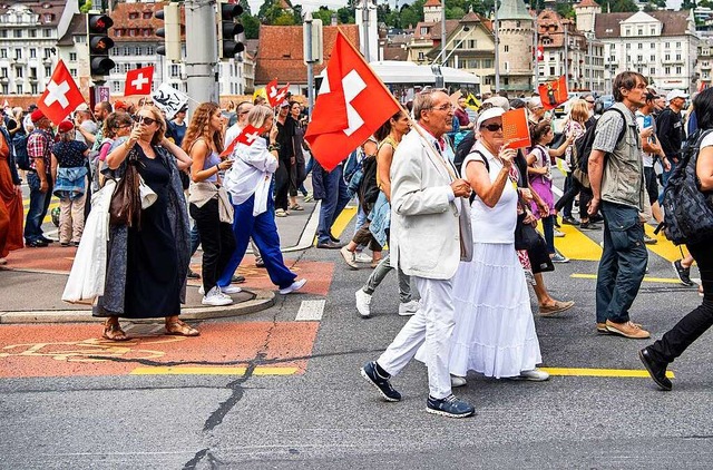Protest whrend der Pandemie in Luzern...en in Basel nicht demonstriert werden.  | Foto: Urs Flueeler (dpa)