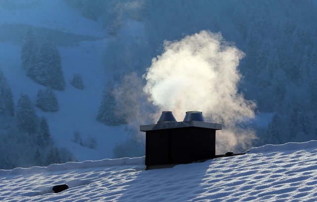 Richtig heizen und das Haus vor K&auml... es im Winter drinnen sch&ouml;n warm.  | Foto: Karl-Josef Hildenbrand/dpa-tmn