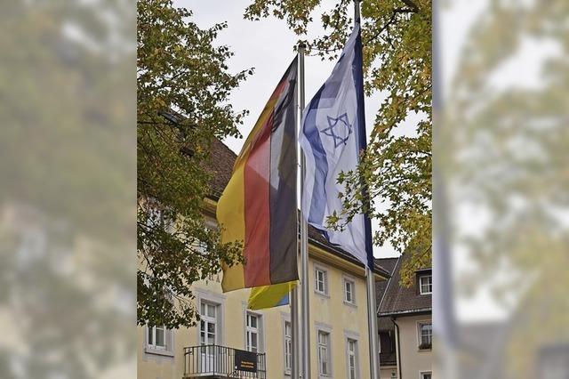 Stadt hisst Flagge Israels vor Rathaus