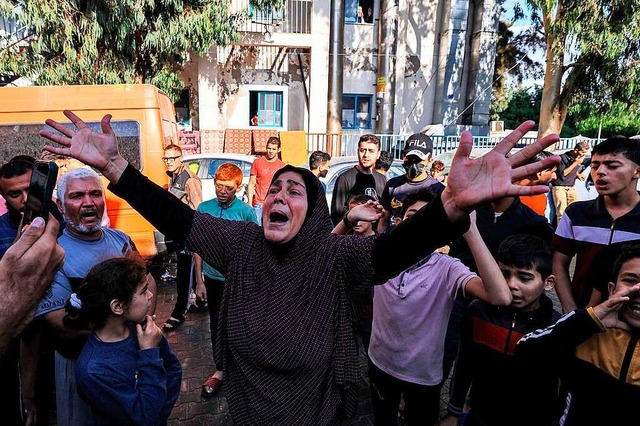 Menschen versammeln sich auf dem Gelnde des Al-Ahli-Krankenhaus in Gaza-Stadt.  | Foto: - (AFP)