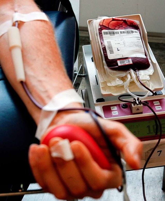 Blut spenden rettet Leben. Der Bedarf ...lle wieder einen Blutspende-Termin an.  | Foto:  DPA Deutsche Presse-Agentur GmbH