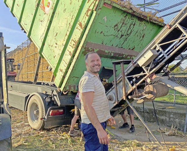 Landwirt Patrick Klein aus Schmidhofen  ldt Mais in sein Maishusle.  | Foto: Anne Kolmogorow