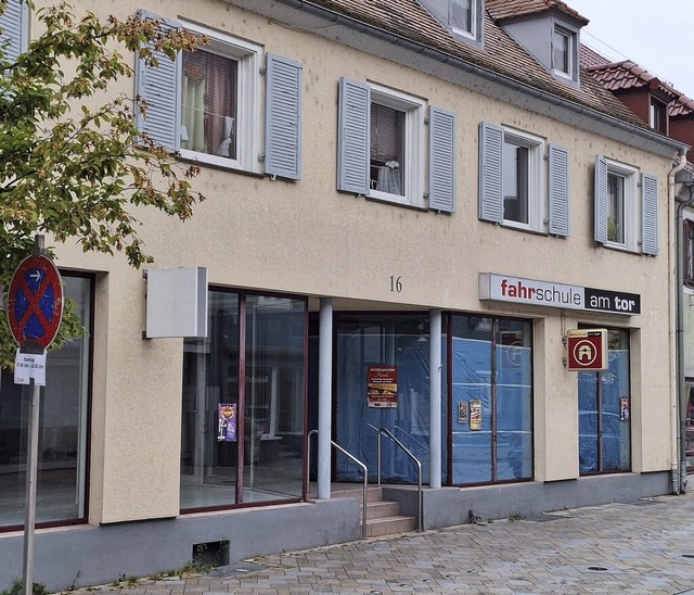 In dem leer stehenden  Frisrsalon soll ein Restaurant erffnet werden.  | Foto: Dirk Sattelberger