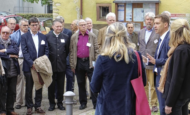 Mitglieder des Stotzheimer Kreises emp...ias Metz (r.) am Samstag in Endingen.   | Foto: Ruth Seitz