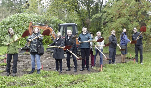 Mit dem Spatenstich hat der Bau des Wildniscamps in Husern offiziell beginnen.   | Foto: Sebastian Barthmes