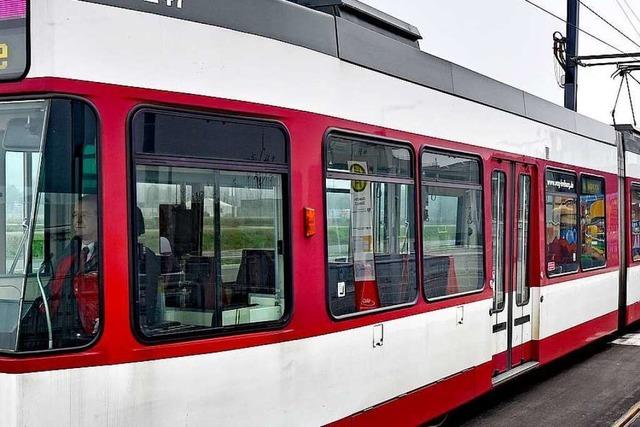 Auto rammt Freiburger Straßenbahn – drei Personen leicht verletzt