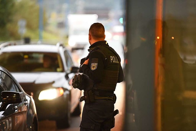 Ein Beamter der Bundespolizei  am Auto...evor einen Transporter  anhalten wird.  | Foto: Jonas Hirt