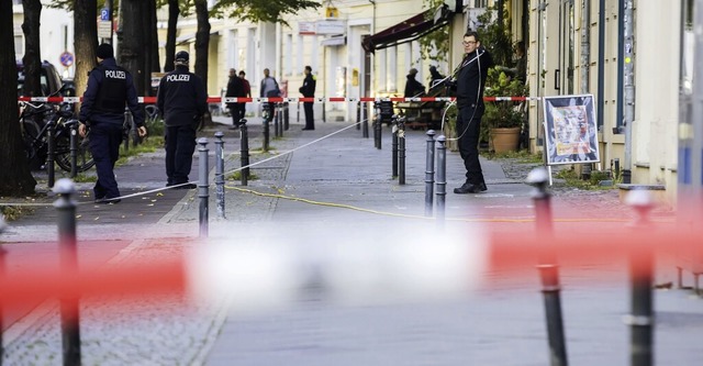 Polizisten stehen vor der jdischen Ge...e Kahal Adass Jisroel in Berlin-Mitte.  | Foto: Christoph Soeder (dpa)