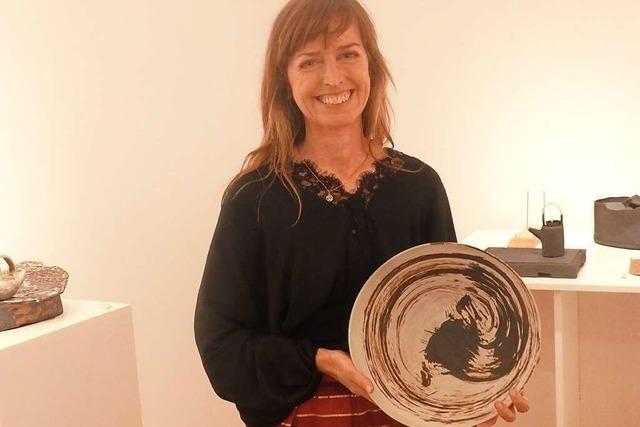 Die irische Knstlerin Corinna Smyth stellt im Keramikmuseum Staufen ihre Werke aus