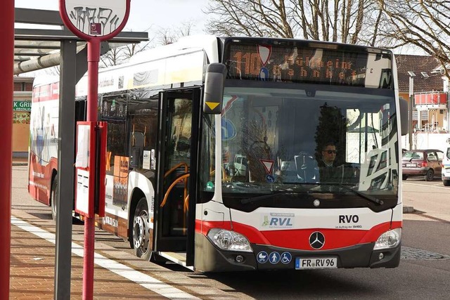 Mehr Busse fahren ab Dezember vom  Neuenburger Bahnhof aus.  | Foto: Alexander Huber