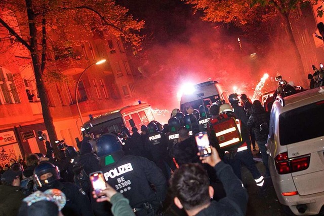 Auf pro-palstinensischen Demonstratio...eder antisemitische Parolen skandiert.  | Foto: Paul Zinken (dpa)