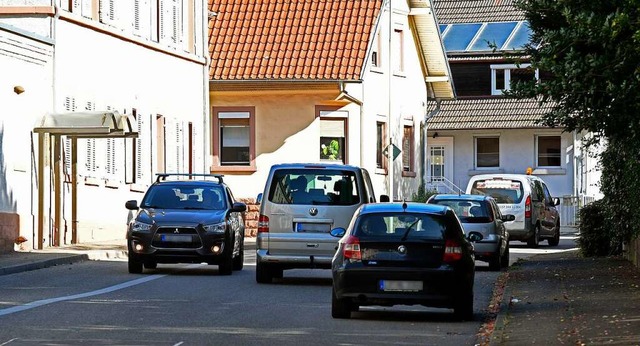 An der Oberweierer Hauptstrae wird ge...mal auf die Bushaltestelle ausweichen.  | Foto: Bettina Schaller