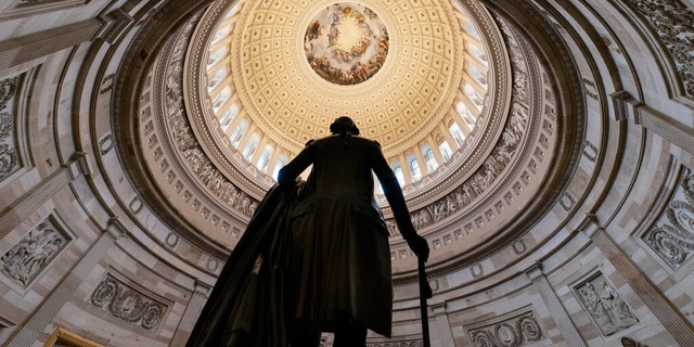 Die Statue von George Washington, erst...sident, unter der Rotunde im Kapitol.  | Foto: J. Scott Applewhite