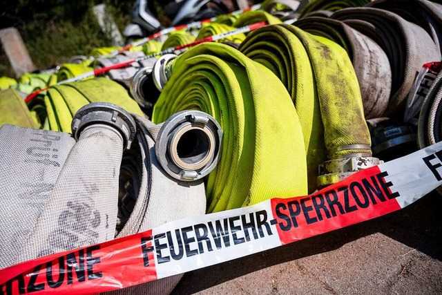 Die Absperrung der Mnstertler Feuerw...211; sehr zum rger der Einsatzkrfte.  | Foto: Fabian Sommer (dpa)