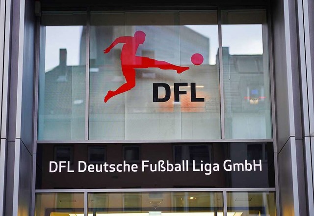Das Logo der Deutschen Fuball Liga Gm...ingang der DFL-Zentrale in Frankfurt.   | Foto: Frank Rumpenhorst (dpa)