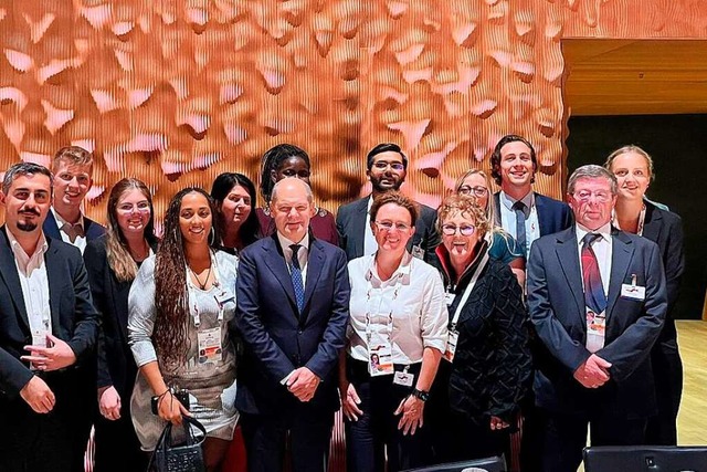 Gruppenbild mit Bundeskanzler Olaf Sch...Michael Kuhn aus Wyhl (2. von rechts).  | Foto: Privat