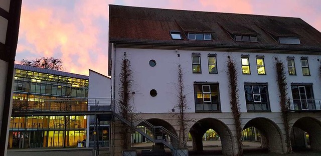 Die Stadt Emmendingen, hier das Rathau... aktuell 551 Menschen auf 420 Stellen.  | Foto: Gerhard Walser