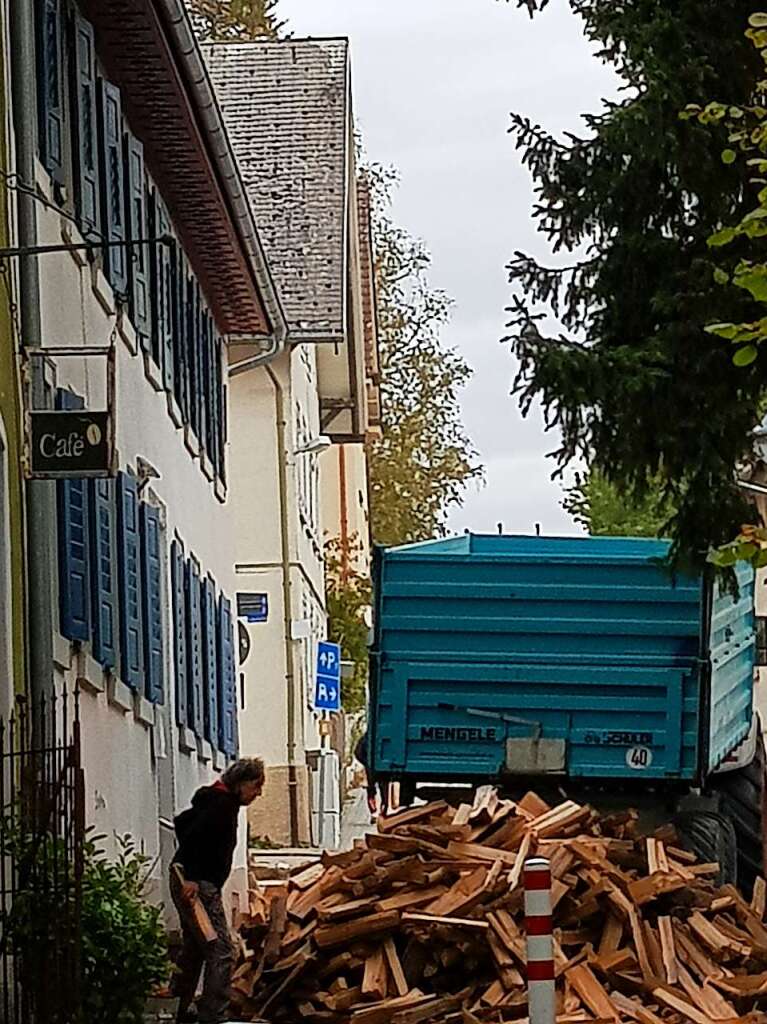 neben den Winterreifen ist auch ein ausreichender Holzvorrat fr die kommenden Monate wichtig. Es wird Zeit, diesen einzulagern.