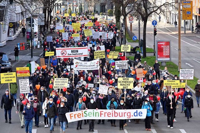 Corona-Demo in Freiburg: Die Gruppieru...zur ursprnglichen trinationalen Demo.  | Foto: Thomas Kunz