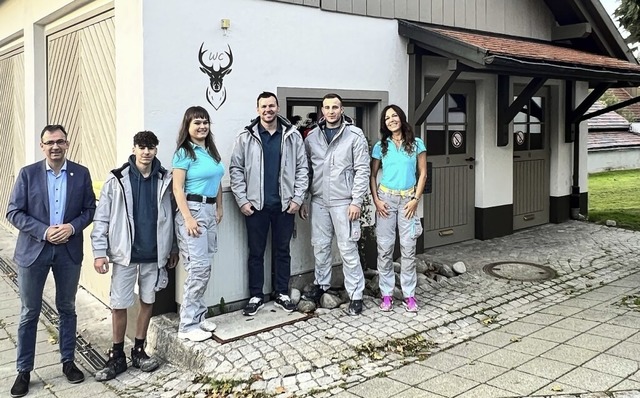 Brgermeister Christian Drse mit den ...em WC-Haus am Herrischrieder Dorfplatz  | Foto: Gemeinde Herrischried