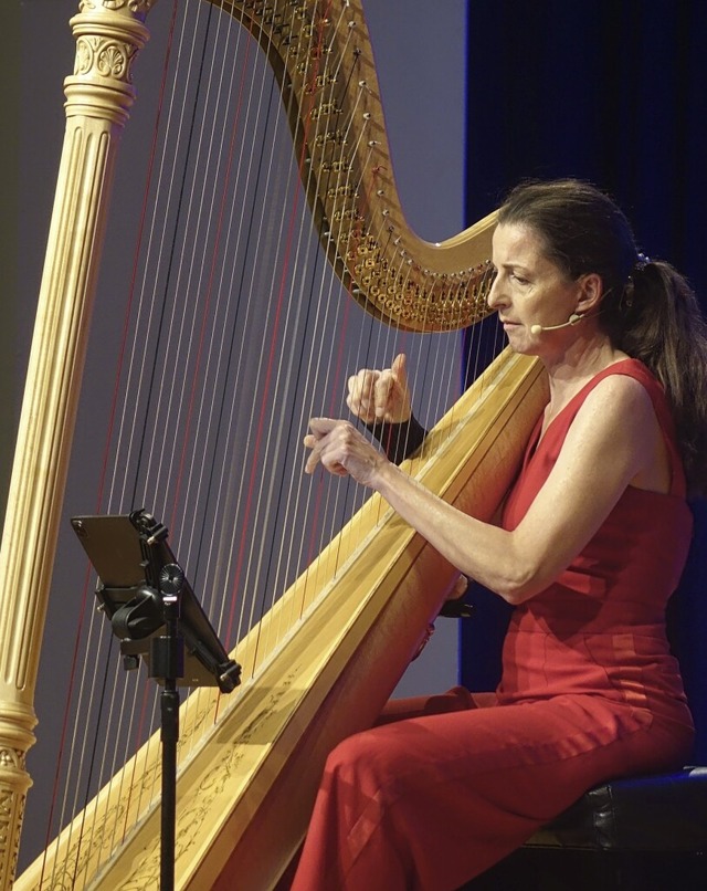 Was sie mit ihrer Harfe alles erlebt, ...rt-Lesung im Kursaal in Bad Sckingen.  | Foto: Roswitha Frey