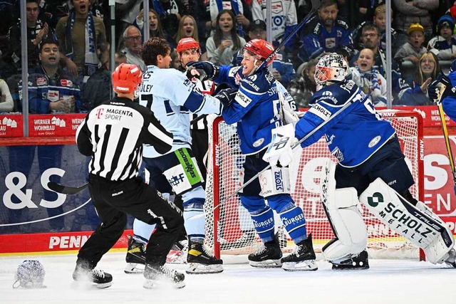 Peter Spornberger (rechts) wehren sich...; wenn es sein muss auch im Zweikampf.  | Foto: Eibner-Pressefoto/Sven Laegler