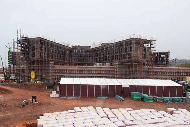 Blick von Osten auf die Baustelle am Donnerstagnachmittag  | Foto: Kreiskliniken