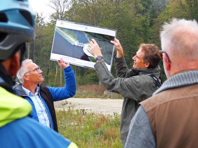 Harald Klumpp (links) und Andreas Gold zeigen das geplante Einlassbauwerk.  | Foto: Dirk Sattelberger