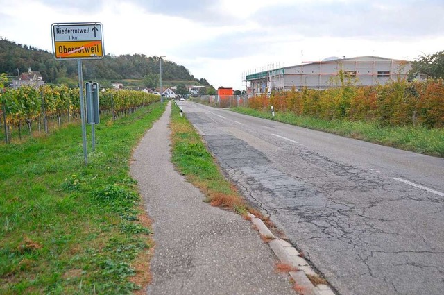 Die Asphaltdecke der Strae zwischen N...errotweil weist sichtbare Schden auf.  | Foto: Sebastian Ehret