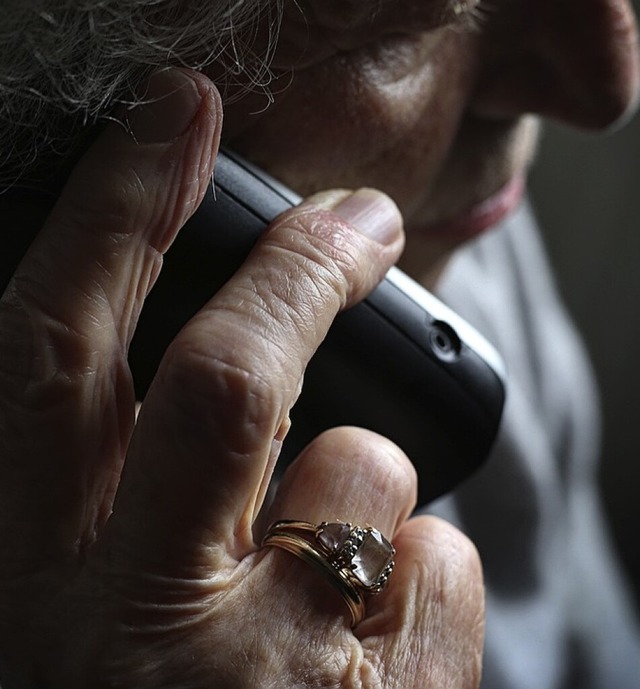 Am Telefon sollten Senioren Unbekannten mit Misstrauen begegnen.  | Foto: Karl-Josef Hildenbrand