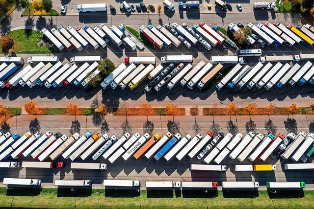 Die Spediteure sind alles andere als begeistert von der Erhhung der Lkw-Maut.   | Foto: IMAGO Arnulf Hettrich