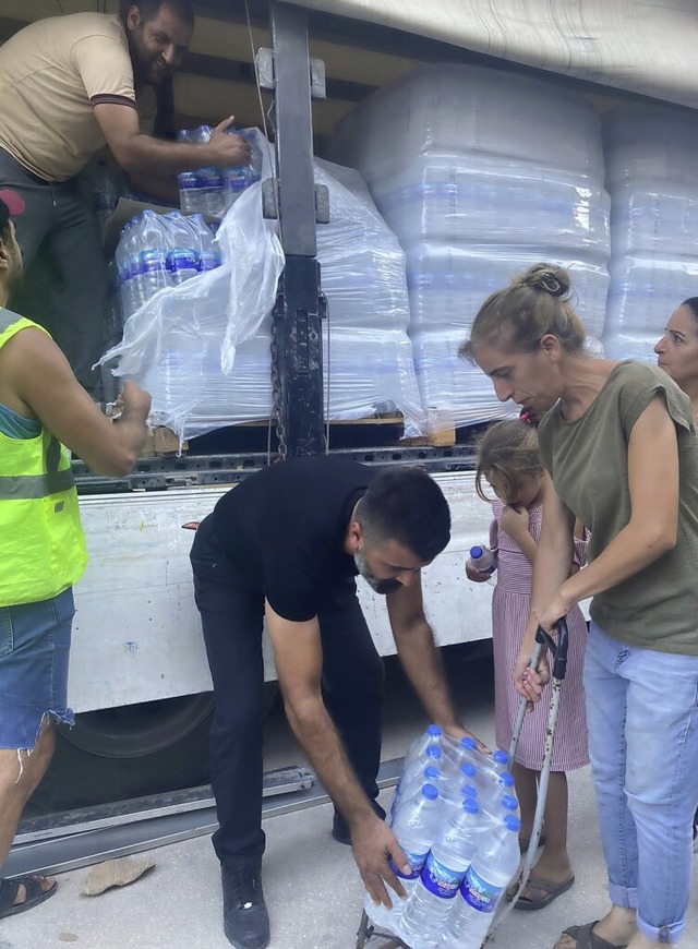 Gl Abi Duman verteilt Trinkwasser an die Bevlkerung.  | Foto: Duman