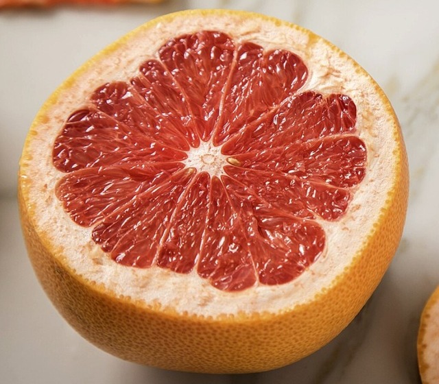 Grapefruits: bitter aber gesund.  | Foto: Christin Klose (dpa)