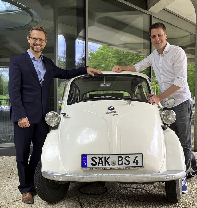 Charme der 50er: eine Isetta aus dem &...ieterle (l.) und Jochen Frank Schmidt.  | Foto: Ralf Strittmatter