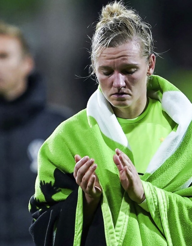 &#8222;Das tut brutal weh&#8220;: Kapitnin Alexandra Popp nach dem Spiel  | Foto: IMAGO/Daniela Porcelli / SPP